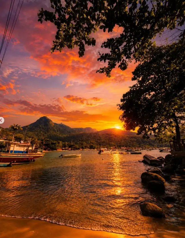 Pôr do sol dourado na praia