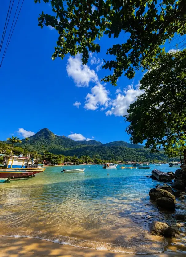 Praia e montanhas de Ilha Grande