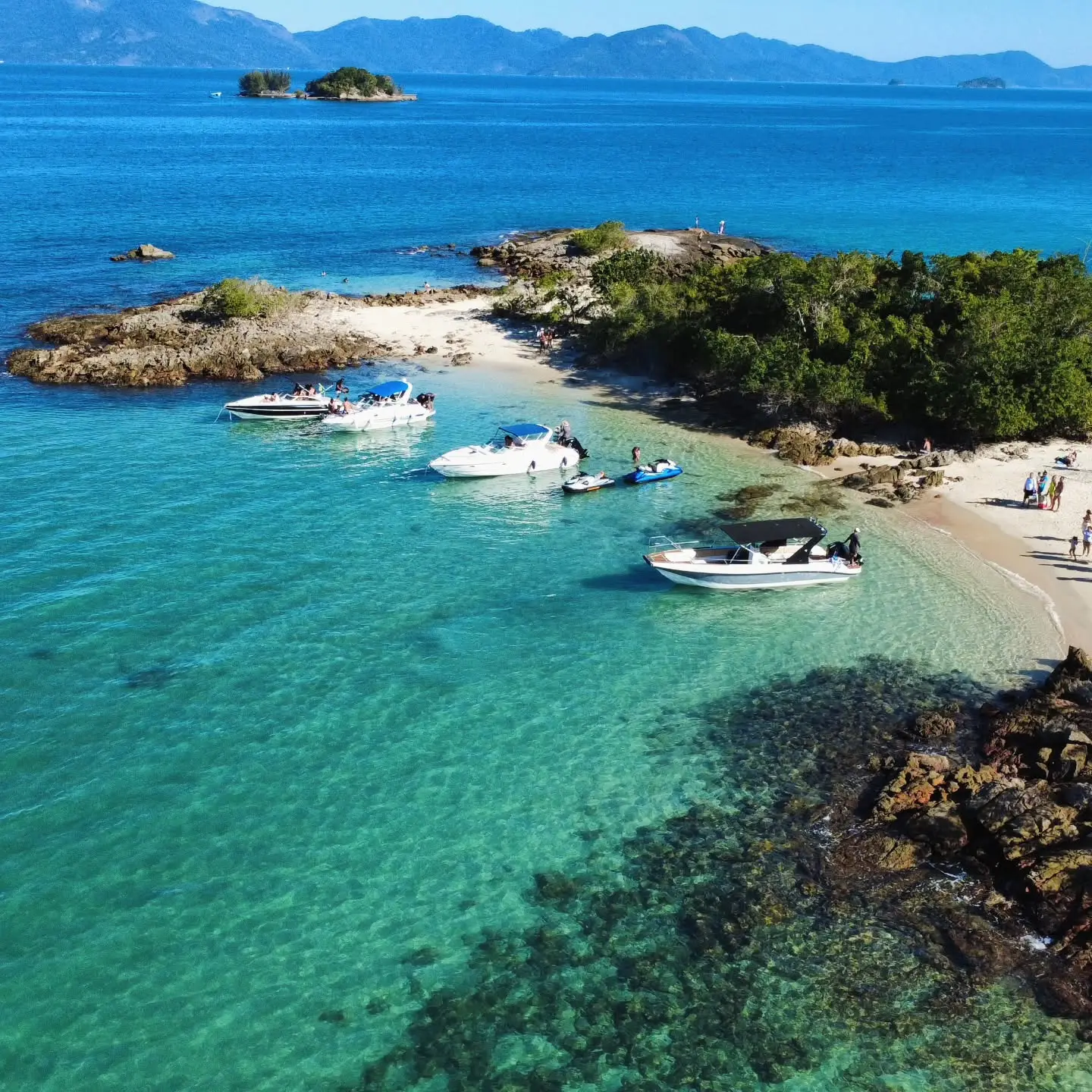 Águas transparentes e praia de Ilha Grande